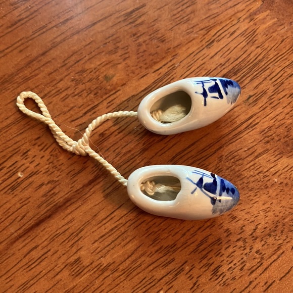 Adorable souvenir tiny hand made ceramic shoes from Holland! - Picture 4 of 12